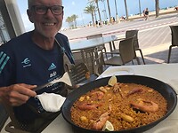 Een welverdiende paella op het strand van Valencia!