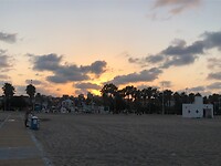 Zicht op El Cabanyal vanaf het strand bij de ondergaande zon