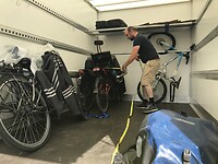 De fietsen werden opgeladen en vastgezet