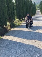 Kees op zijn ligfiets, Strade Bianchi op tussen pineda’s door