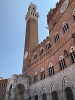 Toren universiteit op Piazza del Campo