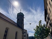 Kerktoren in de zon