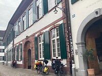 Fietsen op het plein voor de kathedraal