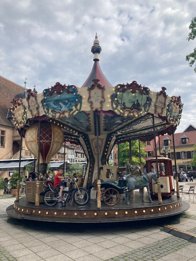 Antieke draaimolen op plein in Molsheim