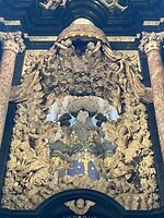 Nog wat meer versiering in de katholieke Dom
