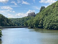 De Our met op de achtergrond het Chateau de Vianden