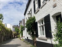 mooi straatje in Maastricht bij de vestingswerken