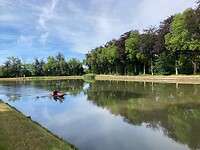 Een eenzame kayakker op de Zuid-Willemsvaart