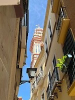 Steegje met zicht op toren in Sevilla