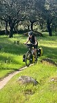 Ik met volgepakte reisfiets over single track