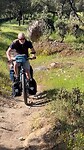 Kees met volbepakte reisfiets over single track