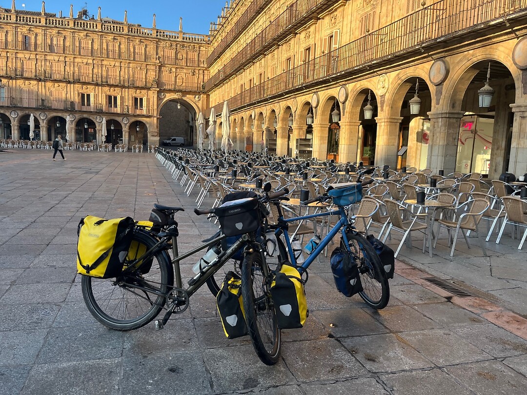 Onze fietsen op de Plaza Mayor, bij ons eerste koffietje bij vertrek uit Salamanca.