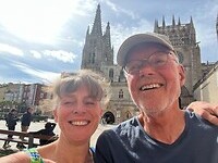 In de zon op terras voor de Kathedraal