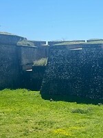 Hoge muren in de citadel