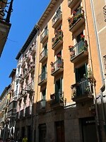 Kleurrijk gebouw in Pamplona