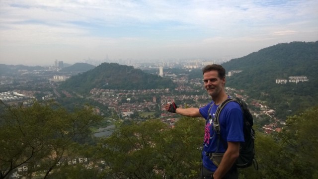 Aan de ene kant de stad Kuala Lumpur