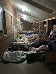 4. 's Nachts slapen de moeder lepeltje lepeltje voor de ingang
