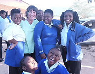 9. Dr. Joan wordt ook door de kinderen op school geliefd!