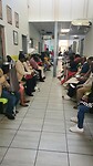 1. Wachtende patienten in Tintswalo OPD, ik weet hoe ze zich voelen en dat maakt het nu makkelijker zorg te verbeteren hier 