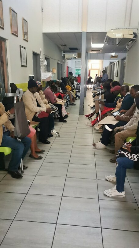 1. Wachtende patienten in Tintswalo OPD, ik weet hoe ze zich voelen en dat maakt het nu makkelijker zorg te verbeteren hier 