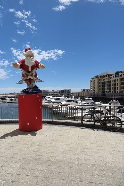 De kerstman in de haven van Glenelg