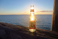 De zonsondergang met een biertje op de pier..