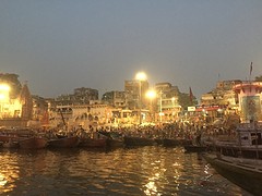 Ochtend drukte bij de main ghat