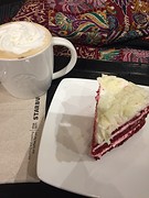 Red velvet cake met mocha latte