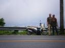 Samen met de scootert..