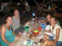 Gezellig buckets drinken op het dak van ons hostel