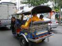 Ook monniken gaan met de tuk-tuk
