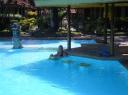 Haha, een heuse swim-in bar!