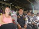 Gezellig met de politie waar iedereen in Indonesih