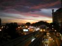 Ondergaande zon in Kl met zicht op skytrain
