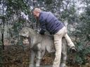 Niek bestijgt paard zonder hoofd