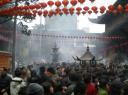 Drukke tempel met chinees nieuwjaar