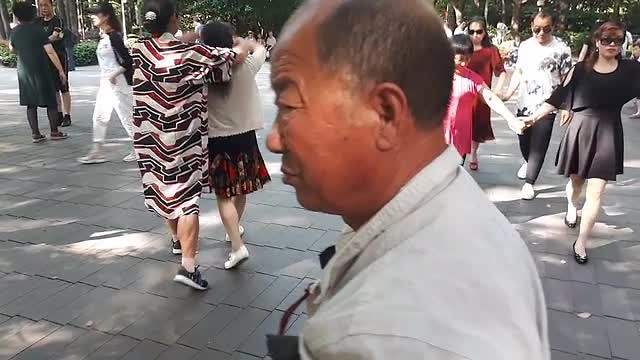 Dansende mensen op people square