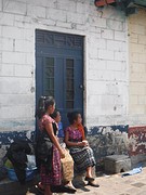 Señorita's in traditional clothes