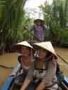 2 Vietnamese meisjes in een bootje door de Mekong