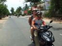 13. Achter op de scooter