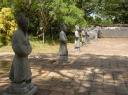 19. Plein bij de tombe