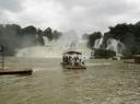 11. Op bamboe bootjes naar de waterval toe