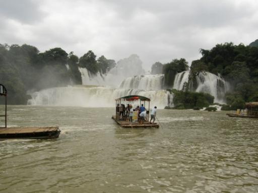 11. Op bamboe bootjes naar de waterval toe