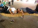 31. Overal slapende Chinezen op bankjes