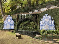 Waterval met mooie tegelkunst