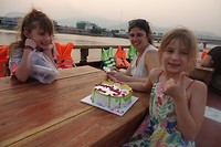 Sunset op de rivier met taart