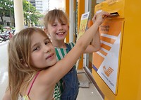 Hier gaat jullie kaartje klasgenootjes... Laat ons weten wanneer het aankomt