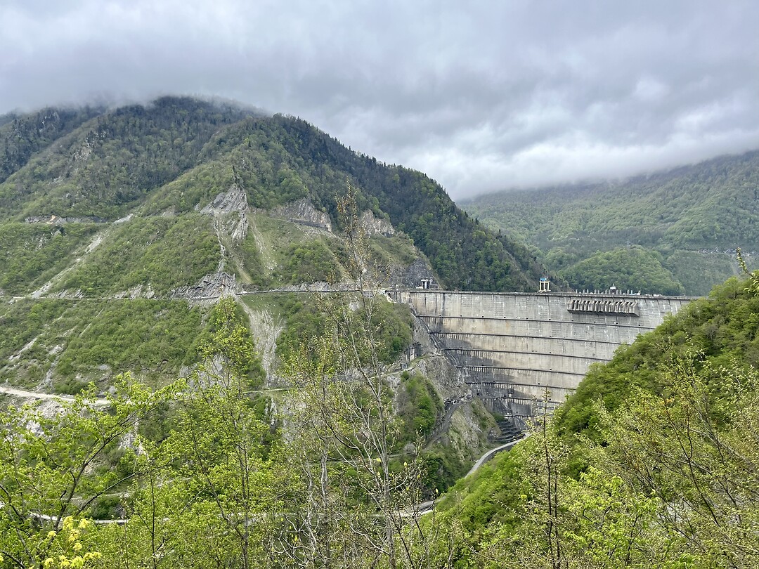 De Sovjetdam op de grens met Abchazië