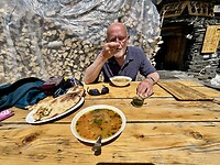 Versgebakken brood en dikke groentesoep