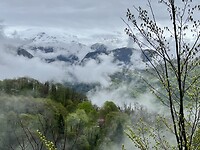Lage wolken en regen